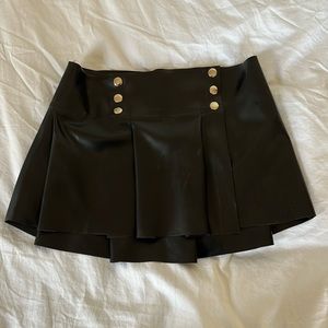 Polymorphe latex pleated miniskirt in black, size S